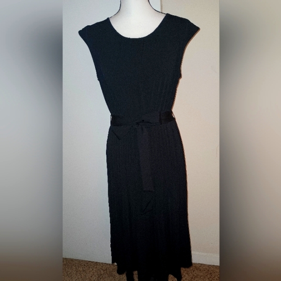 LOFT Dresses & Skirts - New LOFT Elegant Black Sleeveless Dress M